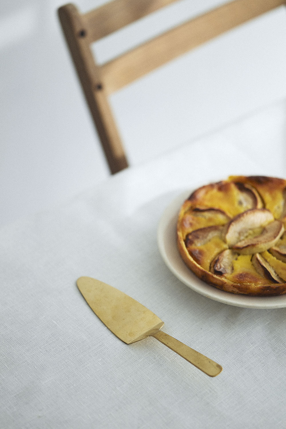 fog linen work - BRASS CAKE SERVER